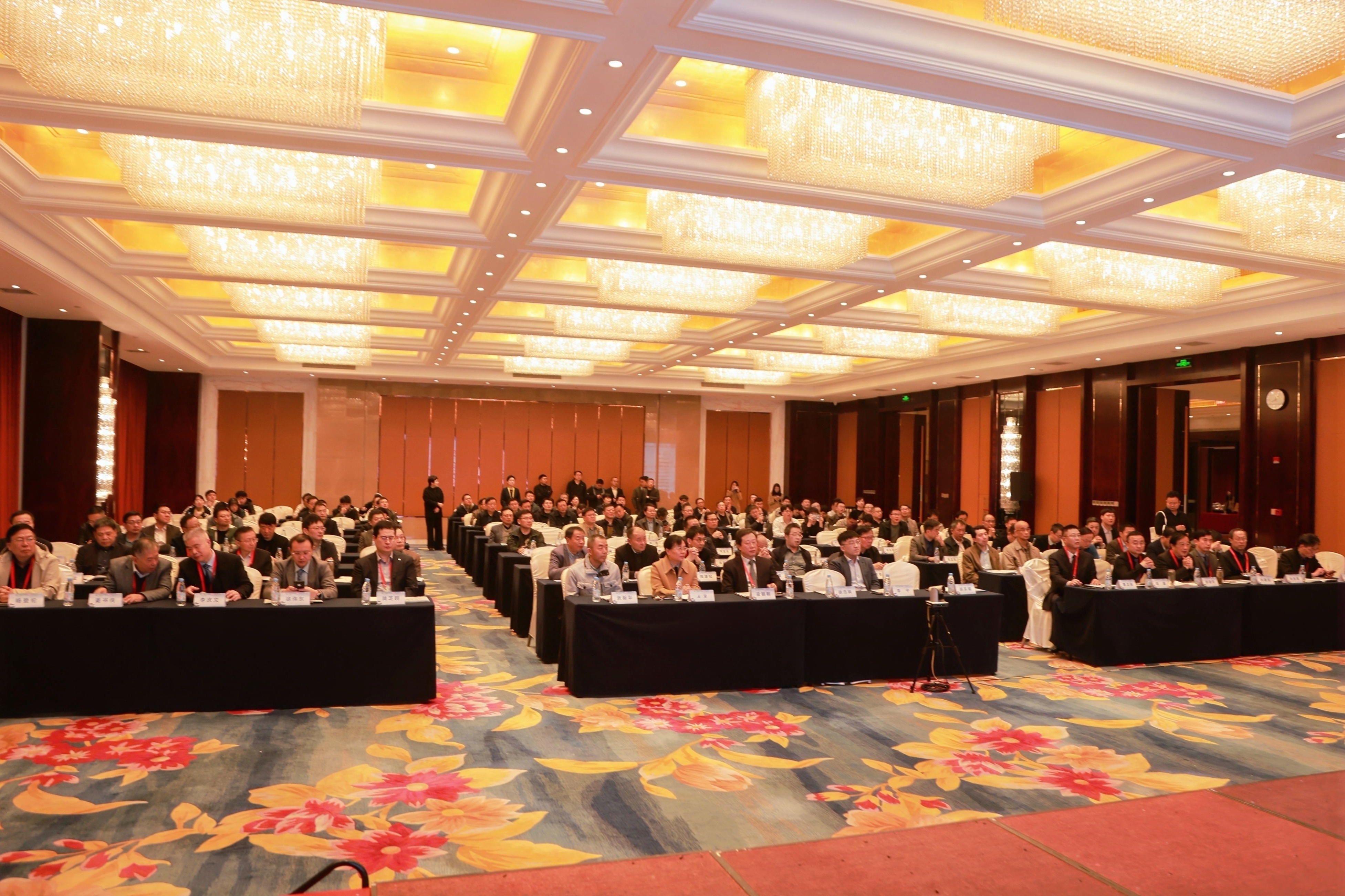 ����ʡǰ���ټ����\�����M(j��n)չ�W(xu��)��(x��)���ߵ�ʮ�Č�ǰ���ټ����߷�Փ�������ݳɹ��e�k